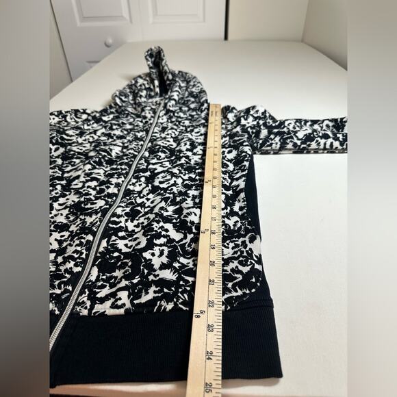 Lululemon Scuba Hoodie Black and White Floral Print 8 jacket EUC - Picture 4 of 8